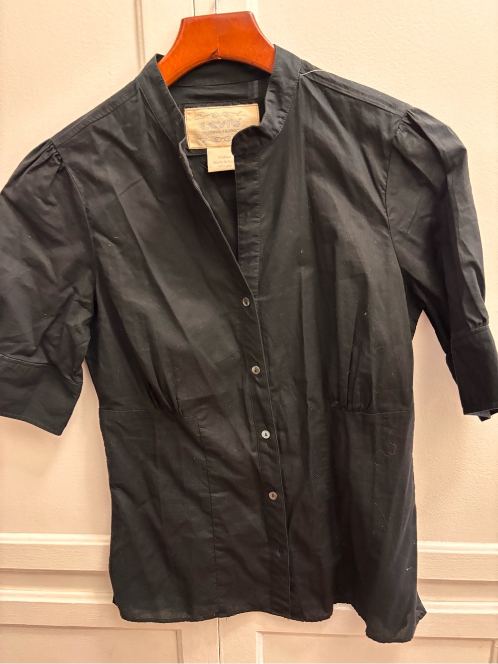 Levi’s Classic Black Button-Front Short Sleeve Blouse - Picture 2 of 9